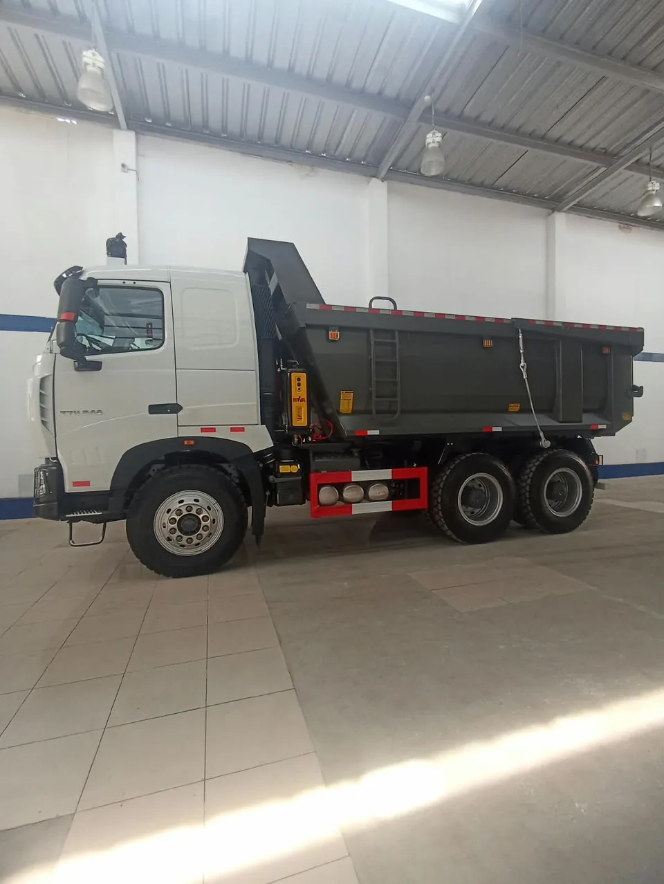 HOWO T7H Volquete 6x4 540 HP