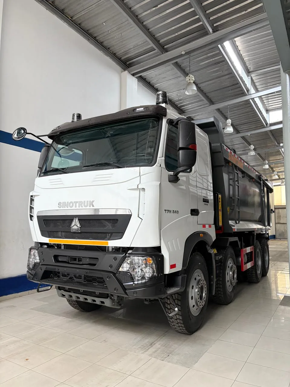 HOWO T7H Volquete 8x4 540 HP