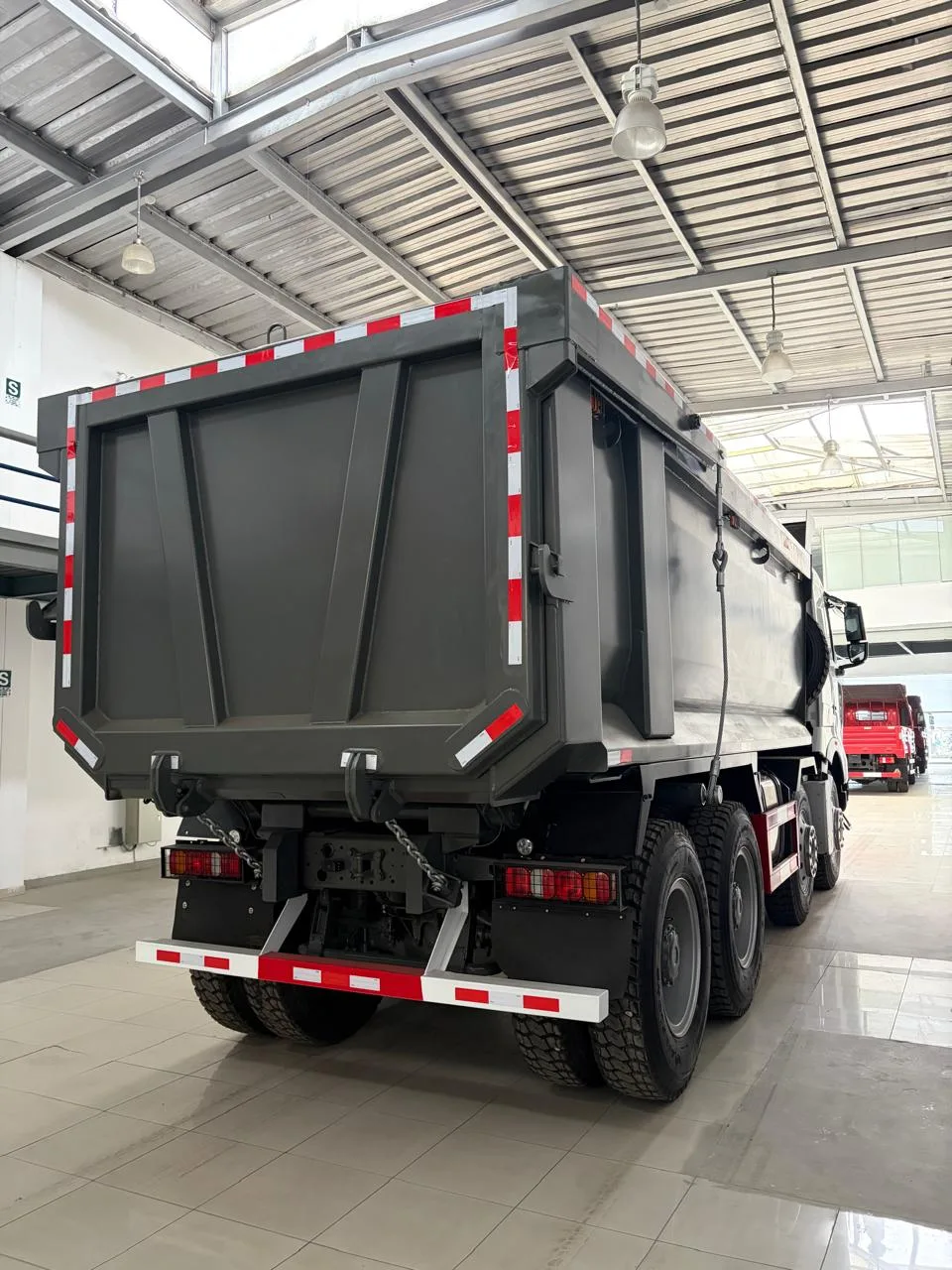 HOWO T7H Volquete 8x4 540 HP