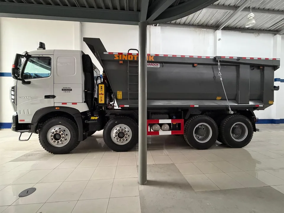 HOWO T7H Volquete 8x4 540 HP