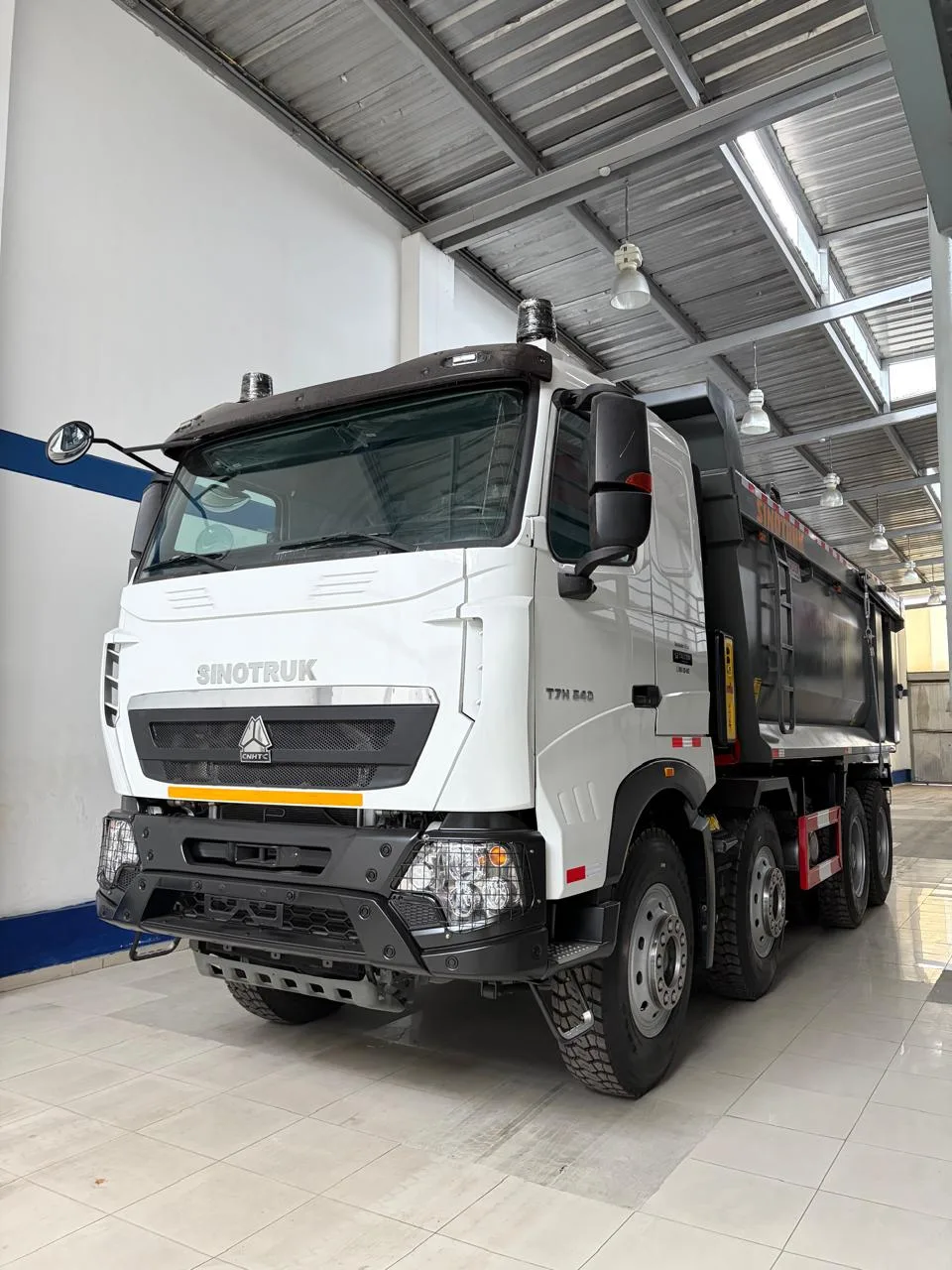 HOWO T7H Volquete 8x4 540 HP